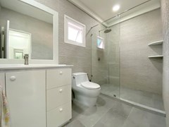 House for sale East Pattaya showing the master bathroom 