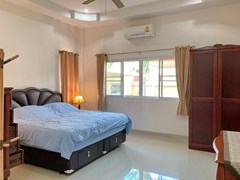 House for sale East Pattaya showing the master bedroom 