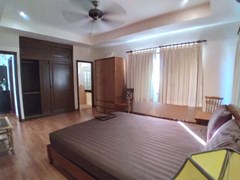 House for sale East Pattaya showing the master bedroom suite 