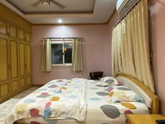 House for sale East Pattaya showing the master bedroom with wardrobes 