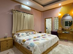 House for sale East Pattaya showing the master bedroom suite 