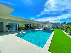 House for sale East Pattaya showing the pool and garden 
