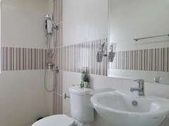 House for sale East Pattaya showing the second bathroom 