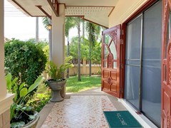 House for sale East Pattaya showing the garden and entrance 
