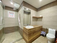 House for sale East Pattaya showing the third bathroom 