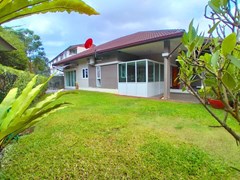 House for sale Huay Yai Pattaya showing the garden and house 