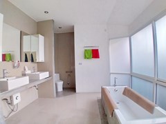 House for sale Huay Yai Pattaya showing the master bathroom 