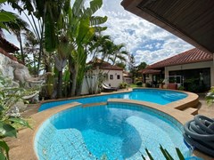 House for sale Huay Yai Pattaya showing the private pool 