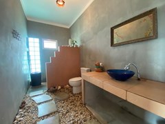 House for sale Huay Yai showing the master bathroom