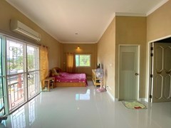 House for sale Huay Yai showing the master bedroom and balcony 