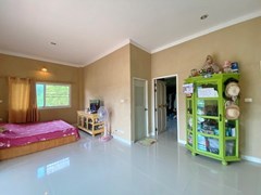 House for sale Huay Yai showing the master bedroom 