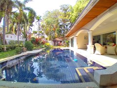 House for sale Jomtien Park Villas showing the covered terrace and pool 