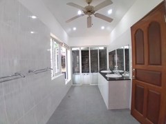 House for sale Jomtien Park Villas showing the master bathroom and Jacuzzi 