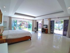 House for sale Jomtien Park Villas showing the master bedroom pool and garden view 
