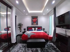 House for sale Jomtien showing the first bedroom 