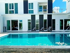 House for sale Jomtien showing the house and pool