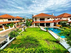 House for sale Jomtien showing the house, garden and pool
