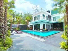 House for sale Jomtien showing the house, terrace and pool