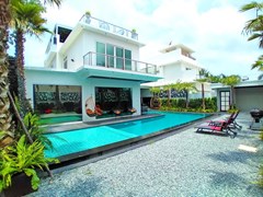 House for sale Jomtien showing the house, terrace and pool