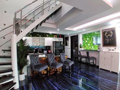 House for sale Jomtien showing the kitchen 