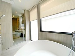 House for sale Jomtien showing the master bathroom 