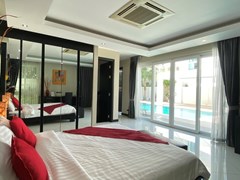 House for sale Jomtien showing the master bedroom poolside 