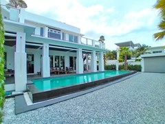 House for sale Jomtien showing the pool and covered terrace 