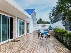 House for sale Jomtien showing the pool and terrace 
