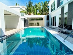 House for sale Jomtien showing the poolside terrace 