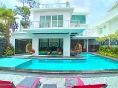 House for sale Jomtien showing the poolside terrace 