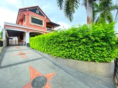 House for sale Mabprachan Pattaya showing the carport 