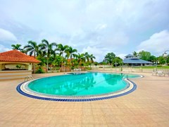 House for sale Mabprachan Pattaya showing the communal pool 