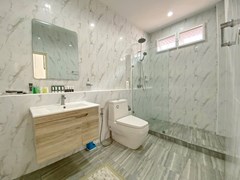 House for sale Mabprachan Pattaya showing the third bathroom