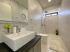 House for sale Mabprachan Pattaya showing the master bathroom 