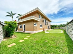 House for sale Mabprachan Pattaya showing the back garden 