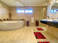 House for sale Mabprachan Pattaya showing the master bathroom with Jacuzzi bathtub  