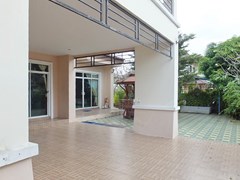 House for sale Na Jomtien Pattaya showing the carport and garden 