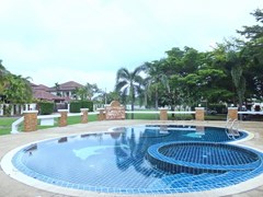House for sale Na Jomtien Pattaya showing the communal pool 