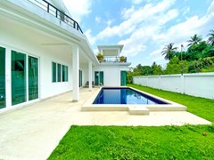 House for sale Na Jomtien showing the covered terrace and pool 