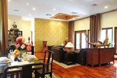 House for sale at Na Jomtien showing the dining and living areas 
