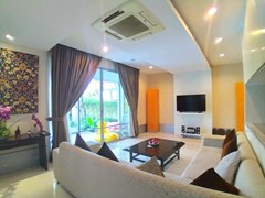 House for sale Na Jomtien showing the living room 