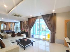 House for sale Na Jomtien showing the living room pool view 