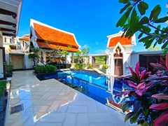 House for sale Na Jomtien showing the pool and terrace 
