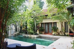 House for sale at Na Jomtien showing the pool and  terraces 