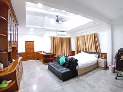 House for sale Pattaya showing the third bedroom suite 