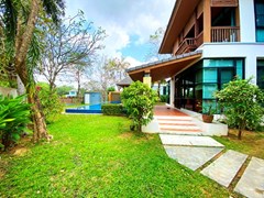 House for sale Pattaya showing the garden and covered terrace 