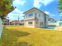 House for sale Pattaya Mabprachan showing the house, garden and pool 