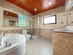 House for sale Pattaya Mabprachan showing the master bathroom 