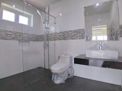 House for sale Pattaya Mabprachan showing the second bathroom 