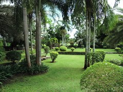 House for sale Pattaya Phoenix Golf Course showing the extensive gardens